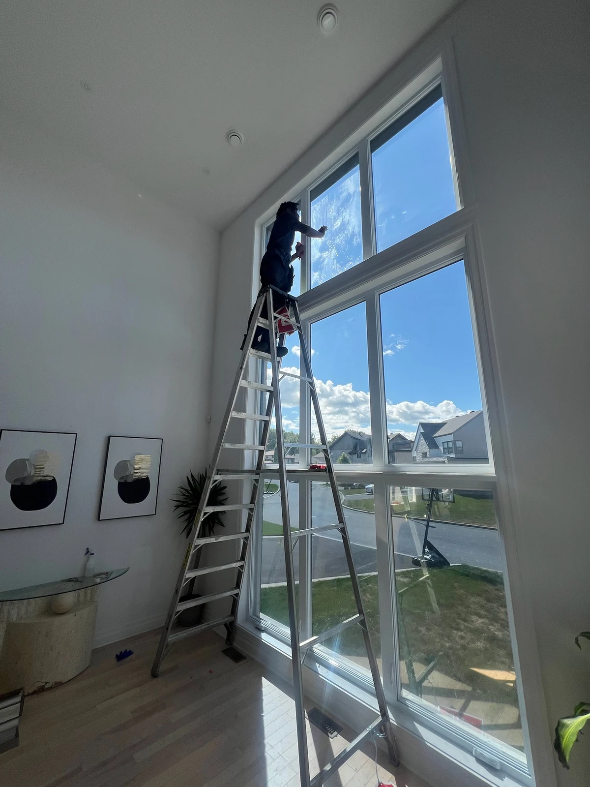 Technicien Teinto Max pendant l'installation d'une pellicule pour fenêtres